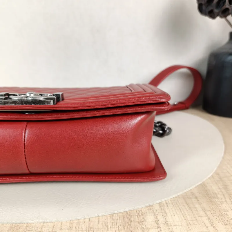 Chanel Crossbody Bag Le Boy​Red Calfskin Medium25 × 9 × 15 cm — detail view 5 of 14