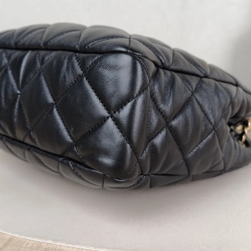 Chanel Shoulder Bag tote Black Lambskin One Size 23 × 8 × 23 cm — detail view 9 of 13