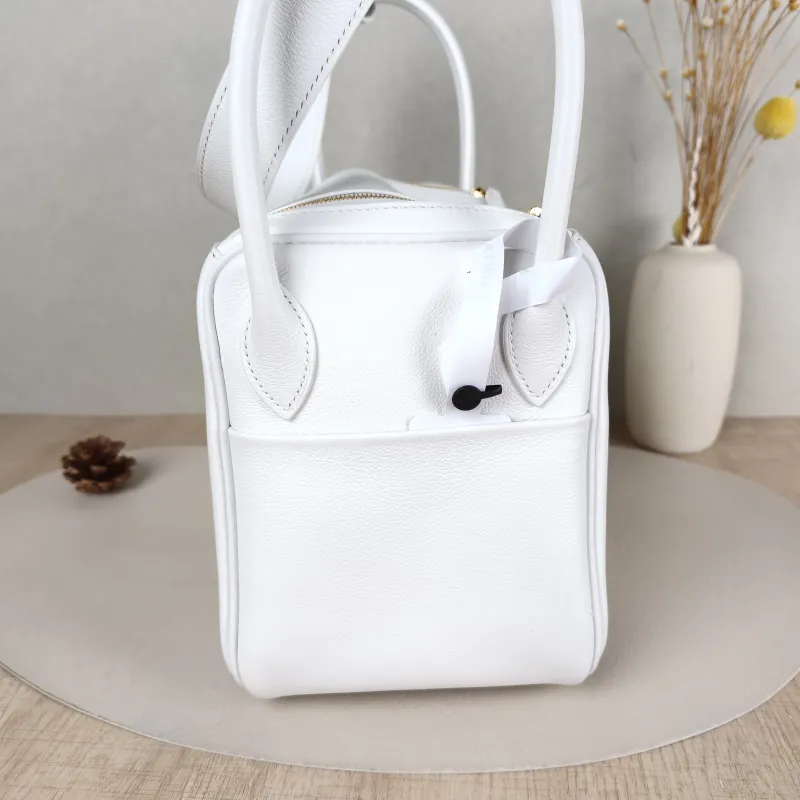 Hermès Crossbody Bag Lindy 2601White Evercolor Calfskin Small26 × 12 × 18 cm — detail view 5 of 11