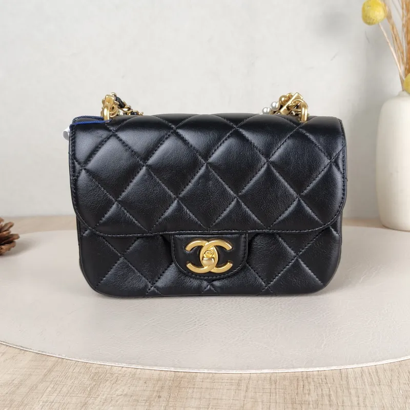 Chanel Crossbody Bag 26c Pearl Black Lambskin Small 20 × 6 × 14 cm