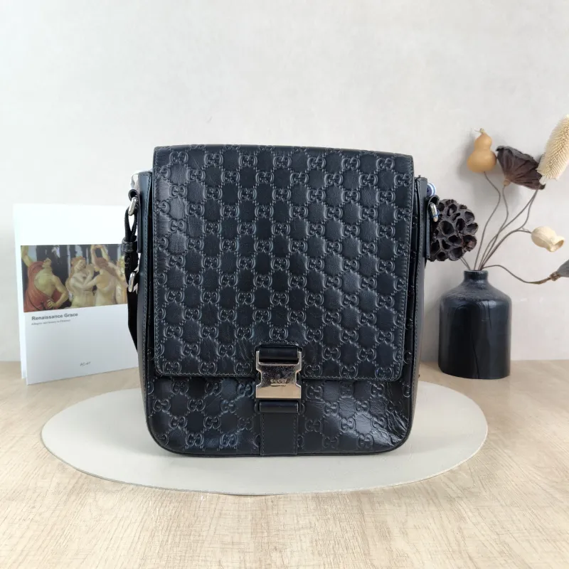 GUCCI Crossbody Bag Messenger Bag Crossbody Bag Black Calfskin One Size25 × 6 × 28 cm