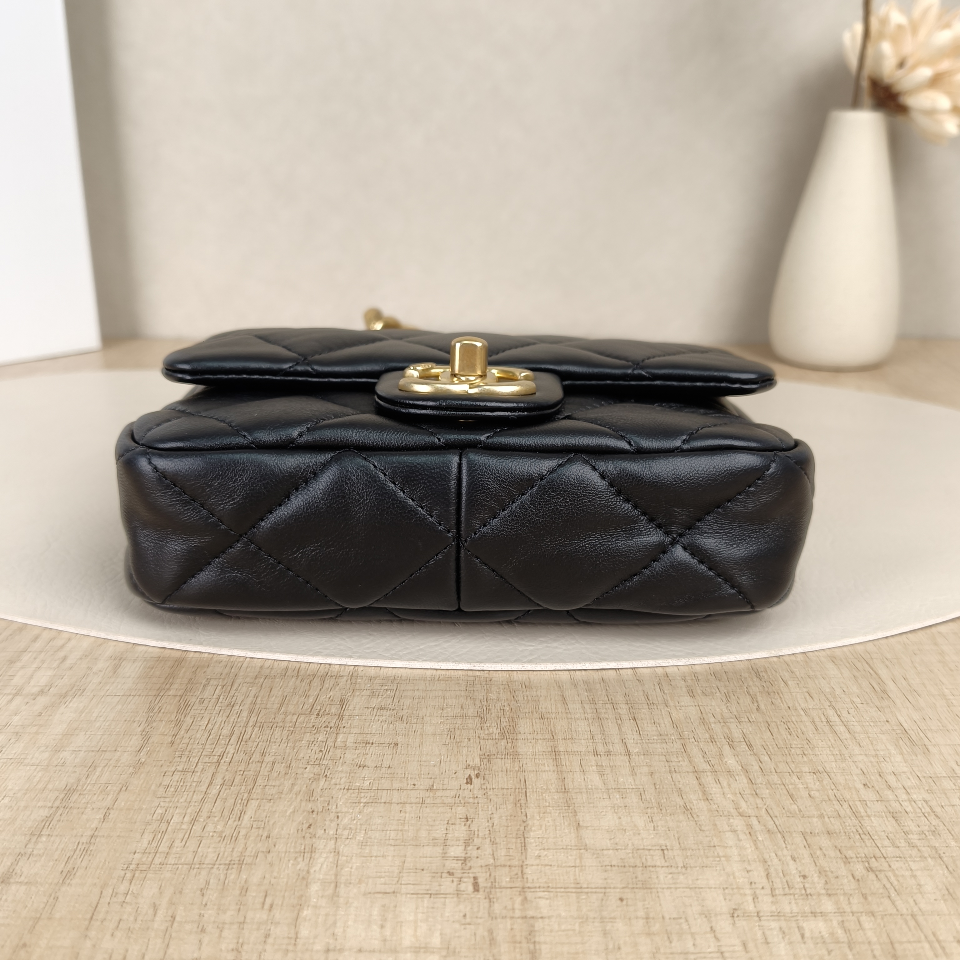 Chanel Crossbody Bag22s Black Lambskin One Size17 × 6 × 13 cm — cover view 5 of 8