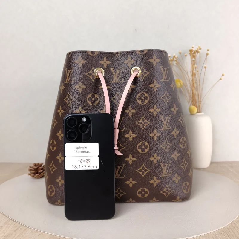 Louis Vuitton Shoulder Bag NÉONOÉ Bucket Bag PVC Medium 26 × 17.5 × 26 cm — cover view 2 of 5
