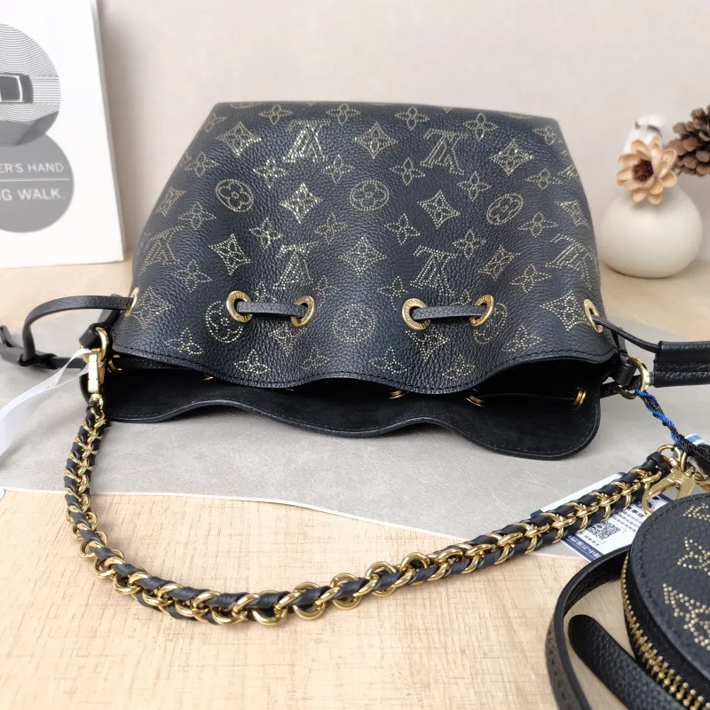 Louis Vuitton Crossbody Bag BELLA Black Calfskin One Size22 × 14 × 19 cm — detail view 1 of 10