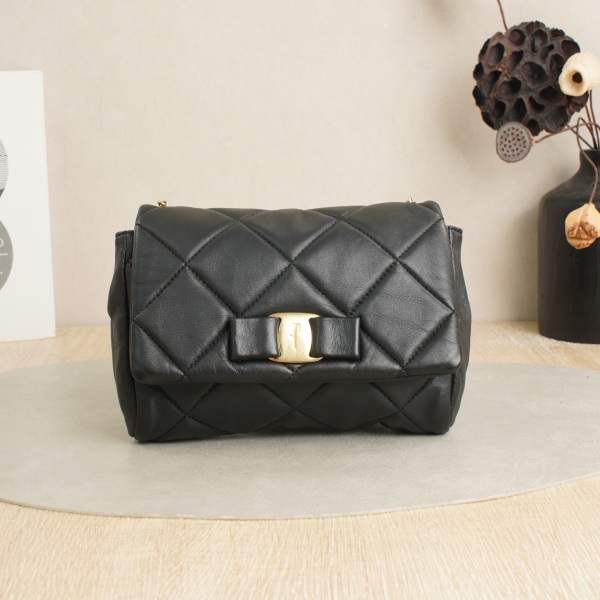 FERRAGAMO Shoulder Bag Black Lambskin · 19 × 4 × 16 cm