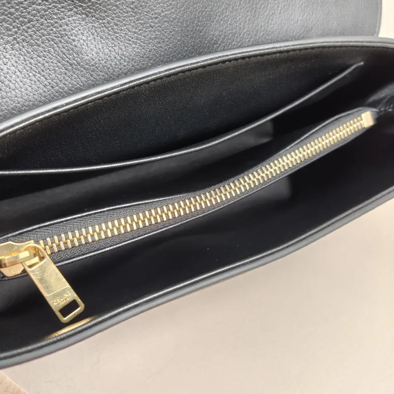 CELINE Crossbody Bag Victoire Chain Bag Black Calfskin Medium25 × 8 × 15 cm — detail view 3 of 14