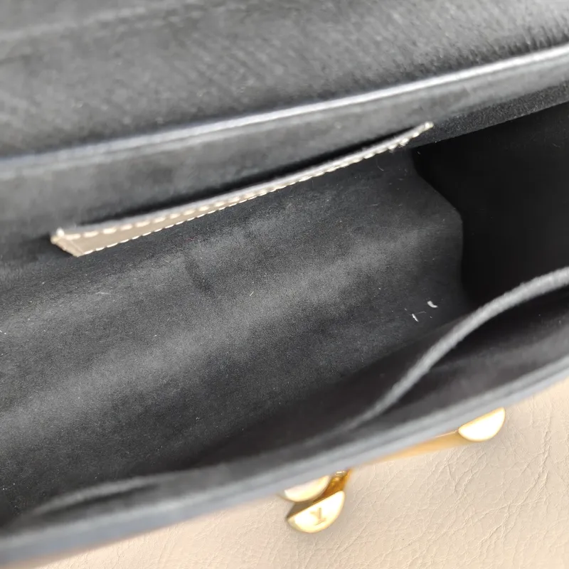 Louis Vuitton Crossbody Bag Crafty Twist Black · White Epi Embossed Calfskin Medium 23 × 9.5 × 17 cm — detail view 5 of 11