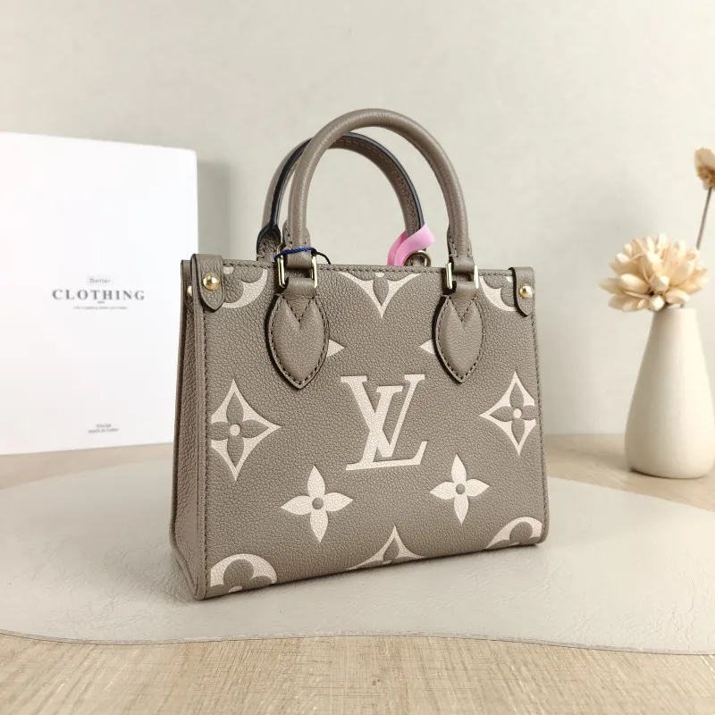 Louis Vuitton Crossbody Bag Onthego BB · White Monogram Empreinte Embossed Calfskin BB 18 × 8.5 × 15 cm — cover view 4 of 5