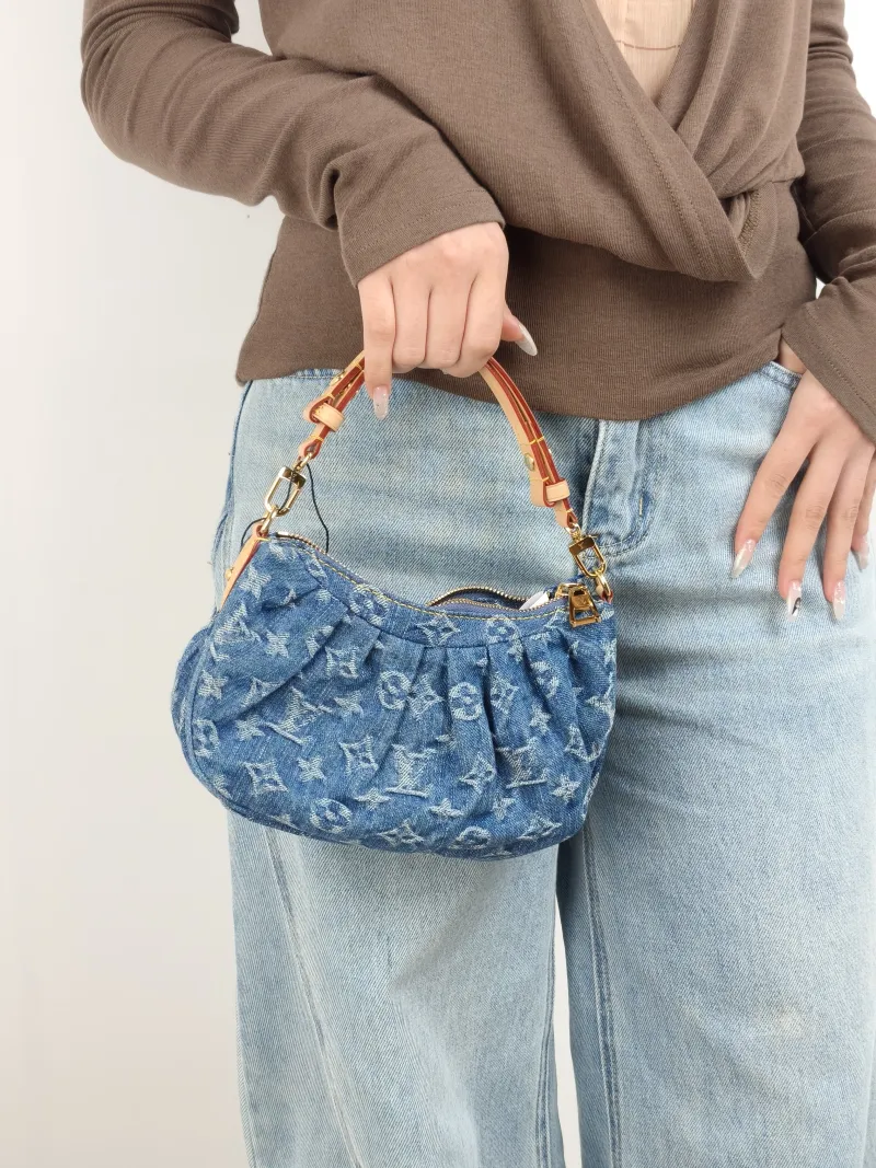Louis Vuitton Shoulder Bag Pochette Valley Blue One Size 21 × 7 × 15 cm — on-model view 2 of 2