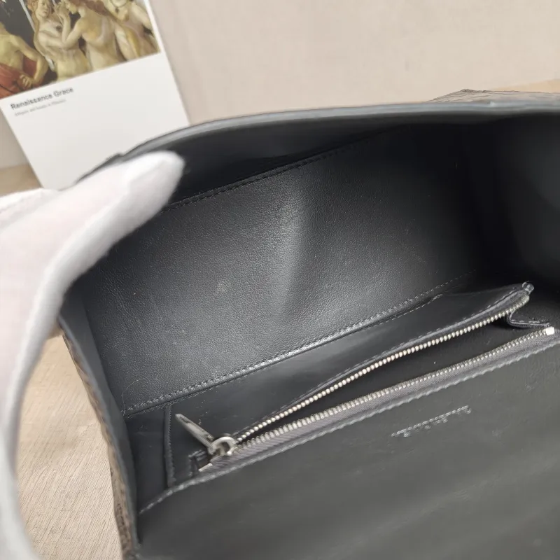 BALENCIAGA Crossbody Bag Hourglass Hourglass Bag Green Calfskin Small23 × 10 × 14 cm — detail view 14 of 14