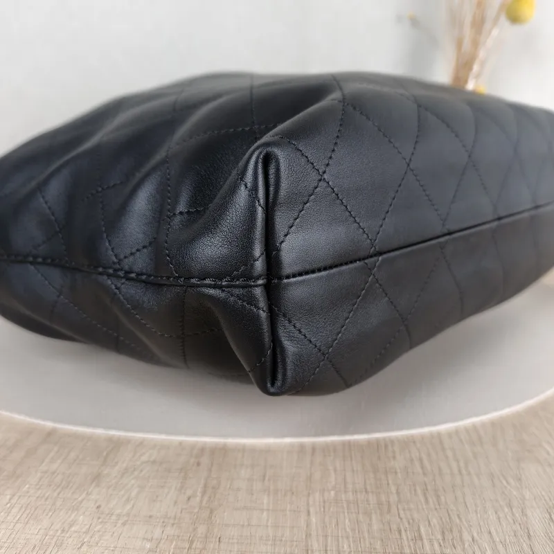 Chanel Crossbody Bag 26c hobo Black Calfskin Large 37 × 8 × 30 cm — detail view 8 of 9