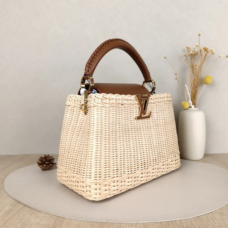 Louis Vuitton Top Handle Bag Capucines Brown · Calfskin BB27 × 9 × 18 cm — cover view 4 of 5