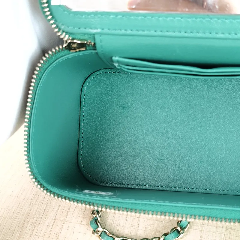 Chanel Crossbody Bag Edition Green Lambskinmini16 × 8 × 9.5 cm — detail view 2 of 15