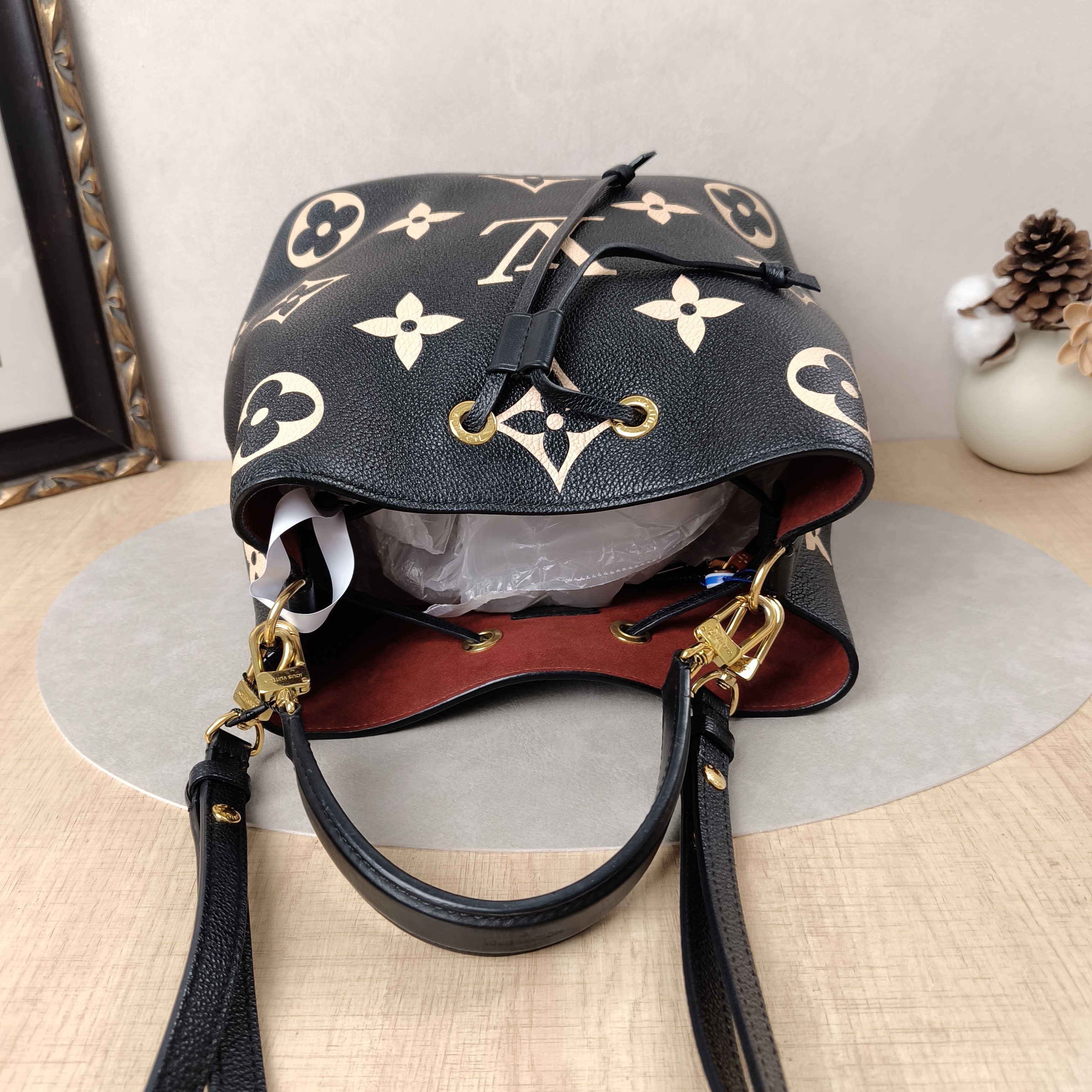 Louis Vuitton Shoulder Bag NÉONOÉ Bucket Bag Black · White Monogram Empreinte Embossed Calfskin Medium26 × 17.5 × 26 cm — cover view 7 of 10