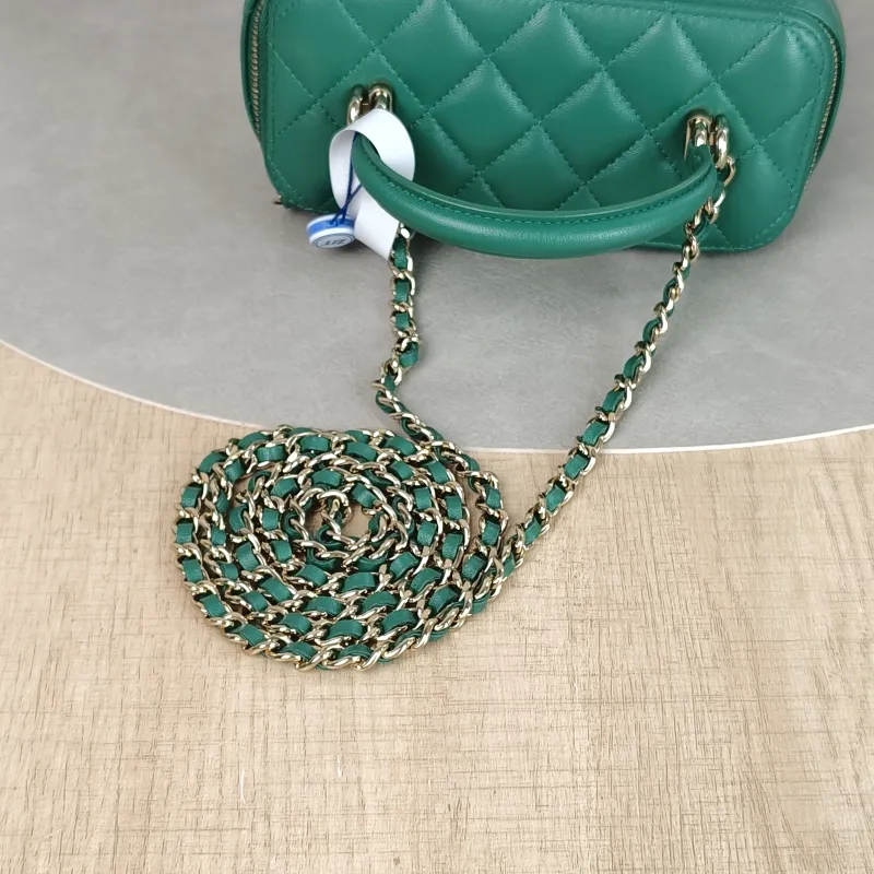 Chanel Crossbody Bag Edition Green Lambskinmini16 × 8 × 9.5 cm — detail view 1 of 15
