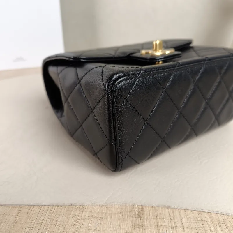 Chanel Crossbody Bag Edition Black Calfskinmini16 × 7 × 15 cm — detail view 1 of 11