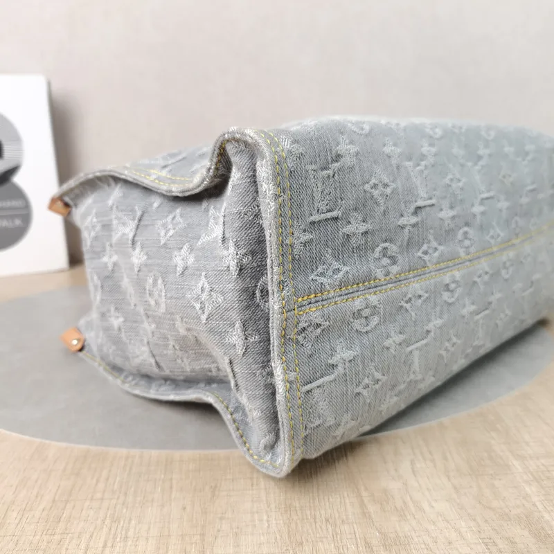 Louis Vuitton Shoulder Bag Onthego Medium Grey Medium 35 × 14 × 27 cm — detail view 5 of 13