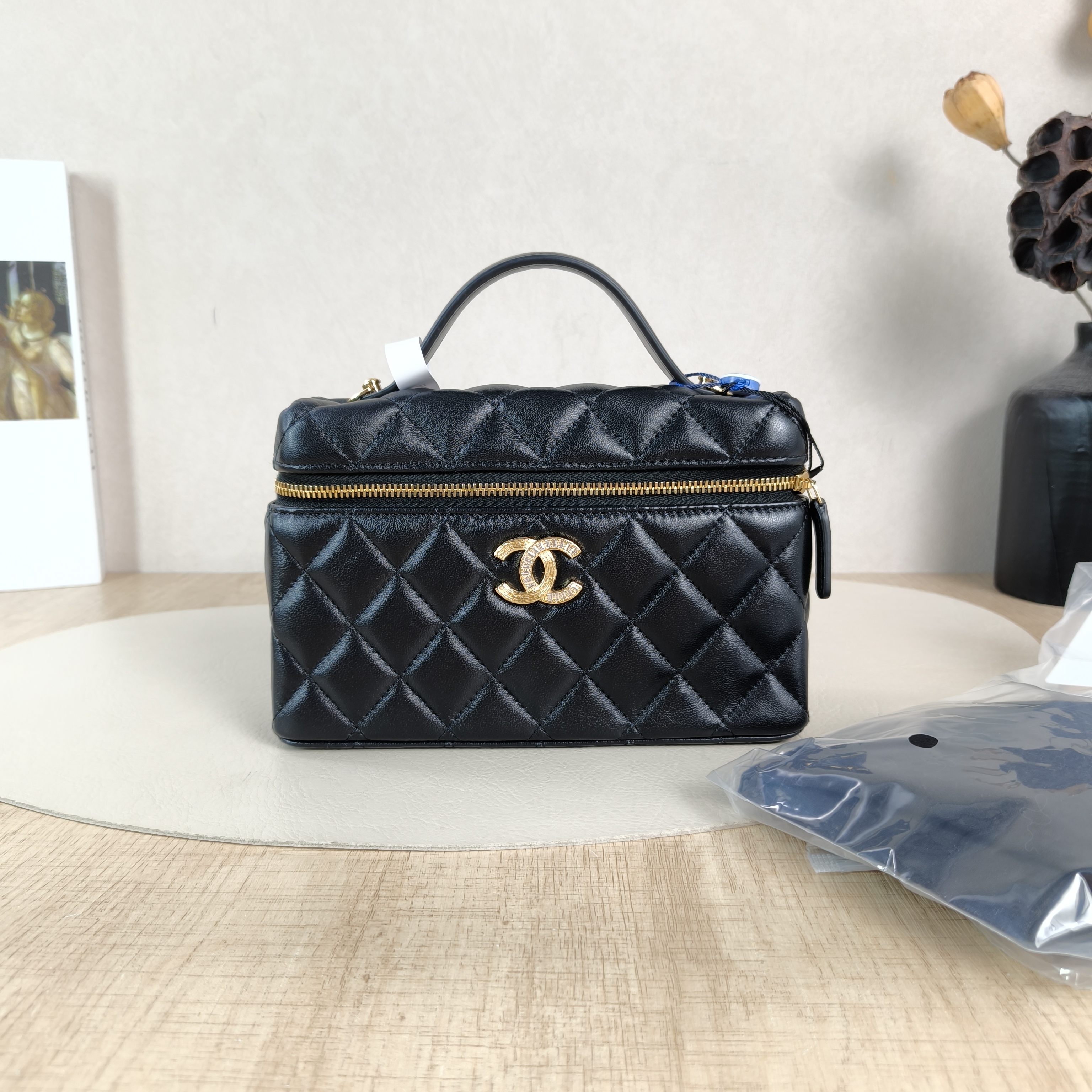 Chanel Crossbody Bag lp Box Bag Black Lambskin One Size19.5 × 5 × 17 cm — cover view 2 of 6