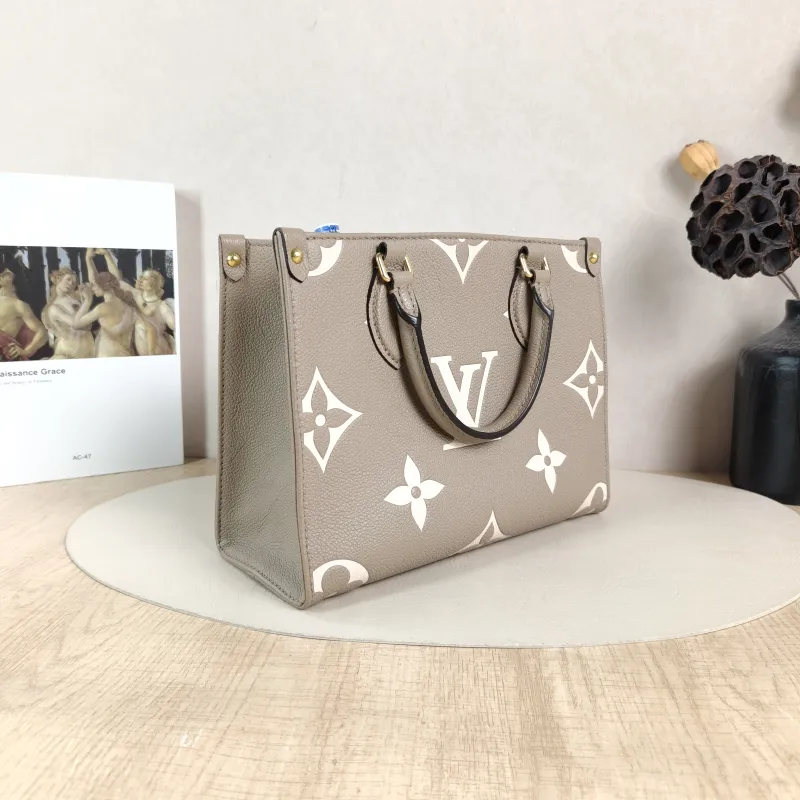 Louis Vuitton Shoulder Bag Onthego · White Empreinte Embossed Calfskin Small25 × 11.5 × 19 cm — cover view 6 of 6