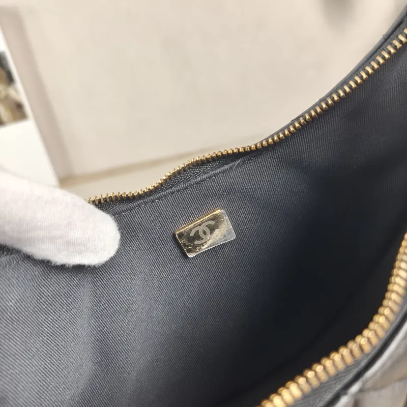 Chanel Shoulder Bag Black Lambskin Small 20 × 6 × 15 cm — detail view 5 of 9