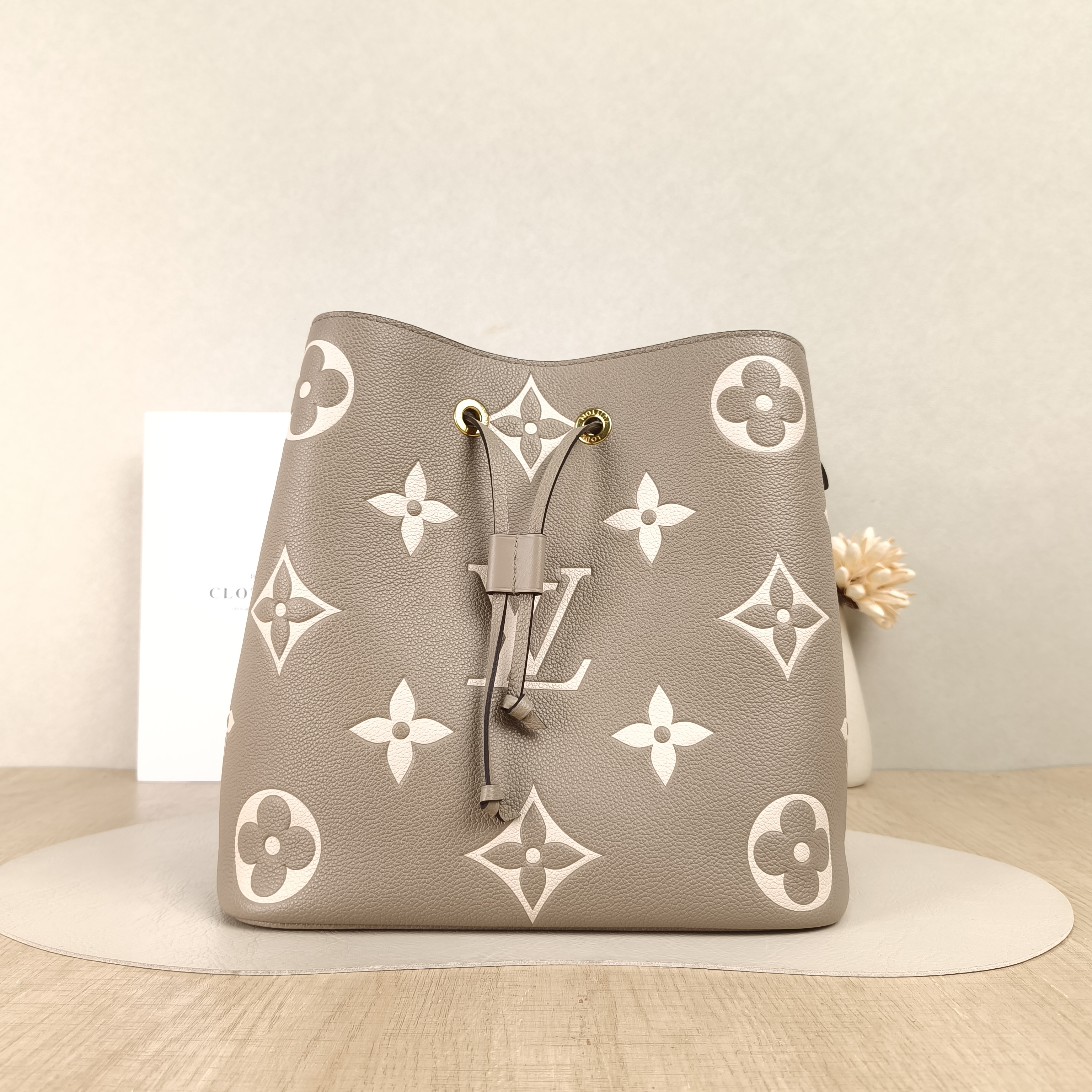 Louis Vuitton Shoulder Bag NÉONOÉ Bucket Bag · White Empreinte Embossed Calfskin Medium26 × 17.5 × 26 cm