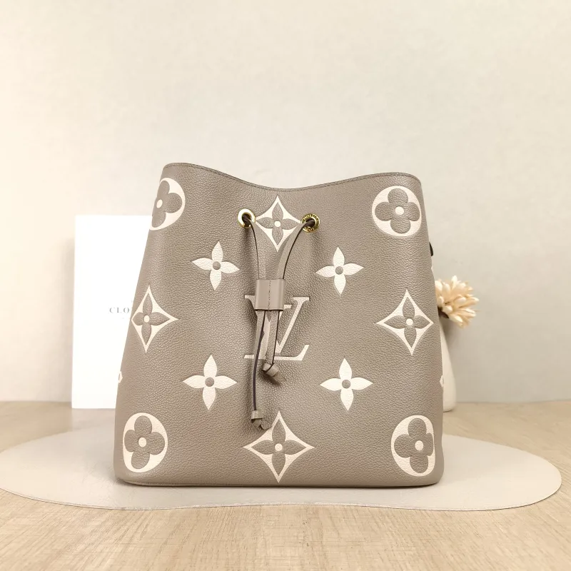 Louis Vuitton Shoulder Bag NÉONOÉ Bucket Bag · White Empreinte Embossed Calfskin Medium26 × 17.5 × 26 cm