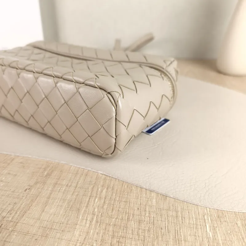 Bottega Veneta Crossbody Bag Bang Bang Cosmetic Bag Grey Lambskin One Size 22 × 6 × 12 cm — detail view 9 of 9