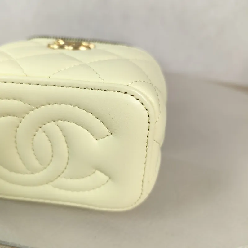 Chanel Crossbody Bag Edition Yellow Lambskin One Size 10 × 7 × 9 cm — detail view 3 of 12