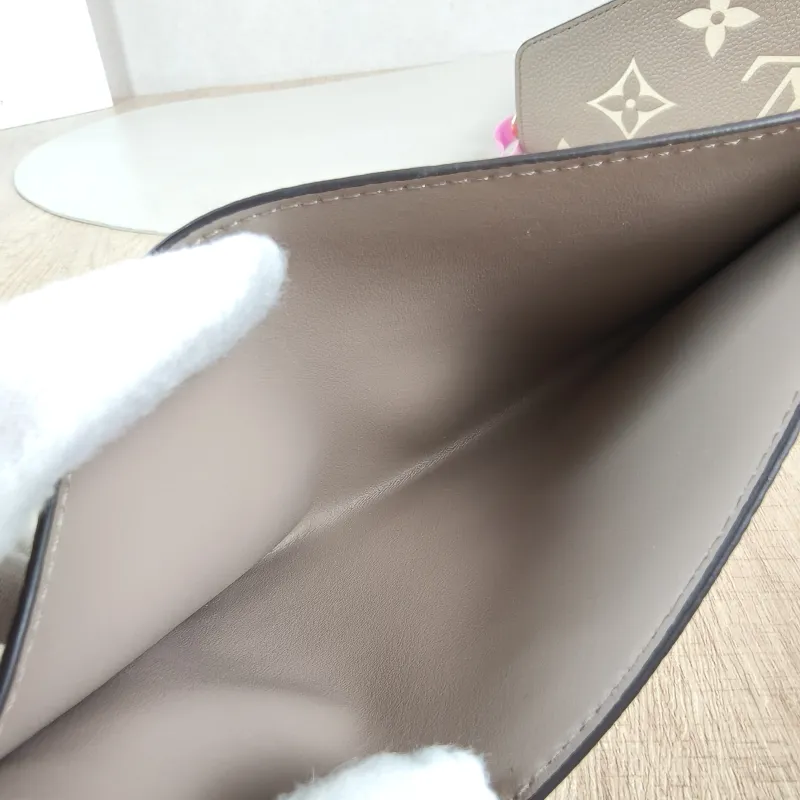 Louis Vuitton Crossbody Bag Pochette Félicie · White Calfskin Small 21 × 3 × 12 cm — detail view 2 of 15
