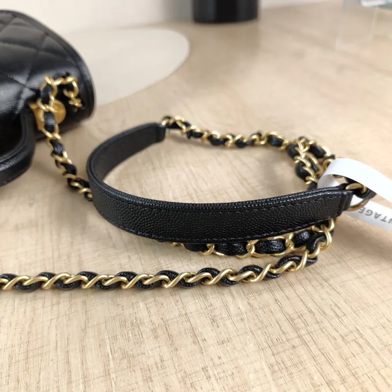 Chanel Crossbody Bag Messenger Bag Black Grained Calfskin 17 × 6 × 16 cm — detail view 9 of 11