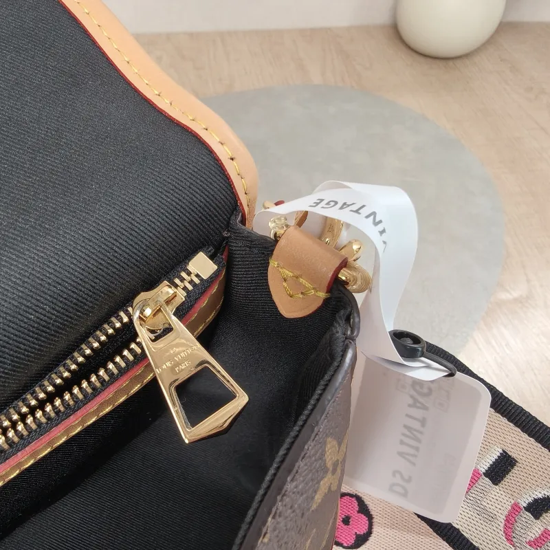 Louis Vuitton Crossbody Bag Diane Baguette Bag Shoulder Strap PVC Small24 × 9 × 15 cm — detail view 5 of 21