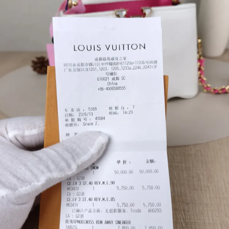 Louis Vuitton Crossbody Bag Capucines White Calfskin Mini 22 × 7.5 × 14 cm — detail view 5 of 13