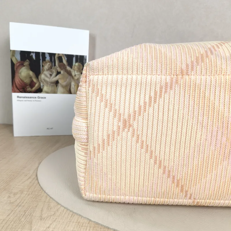 BURBERRY Shoulder Bag 30 × 17 × 38.5 cm — detail view 2 of 11