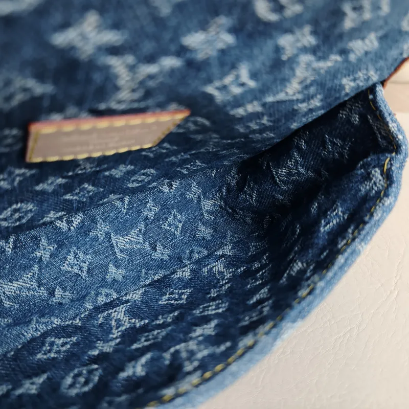 Louis Vuitton Crossbody Bag Diane Baguette Bag Blue nano 19 × 6 × 10.5 cm — detail view 7 of 11