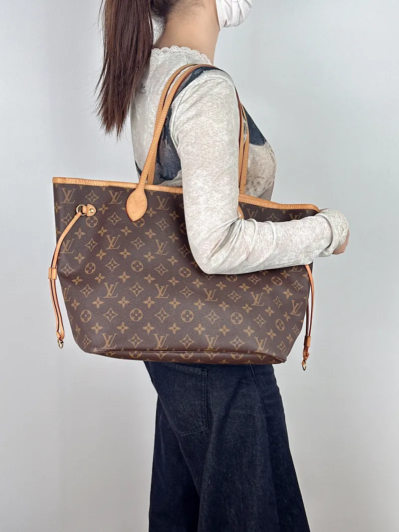 Louis Vuitton Shoulder Bag Neverfull Monogram PVC Medium31 × 14 × 28 cm — on-model view 1 of 2