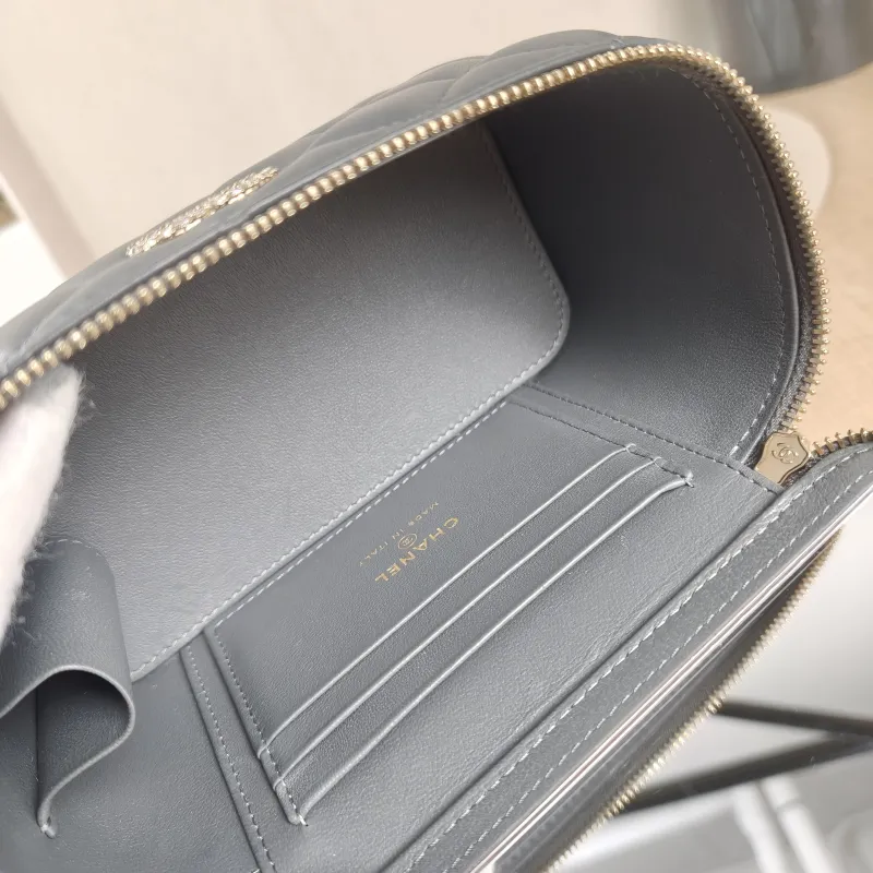 Chanel Crossbody Bag Edition Grey Lambskinmini16 × 8 × 9.5 cm — detail view 4 of 14