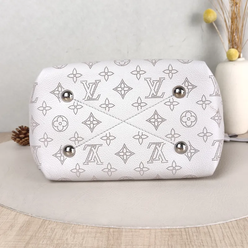 Louis Vuitton Crossbody Bag BELLA Calfskin 22 × 14 × 19 cm — cover view 2 of 5
