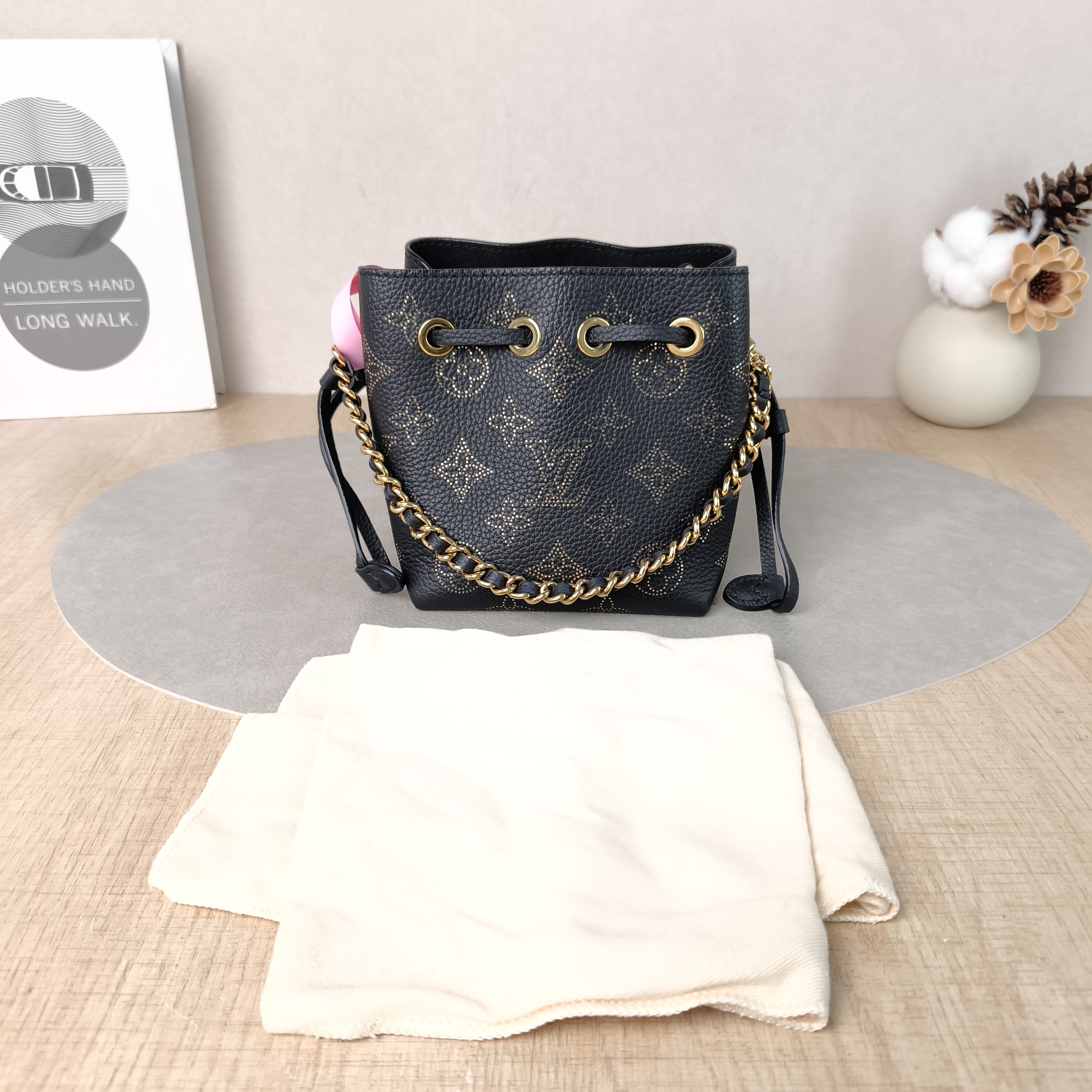 Louis Vuitton Crossbody Bag BELLA Gold Black Calfskin Pico13 × 10.5 × 11 cm — cover view 2 of 6