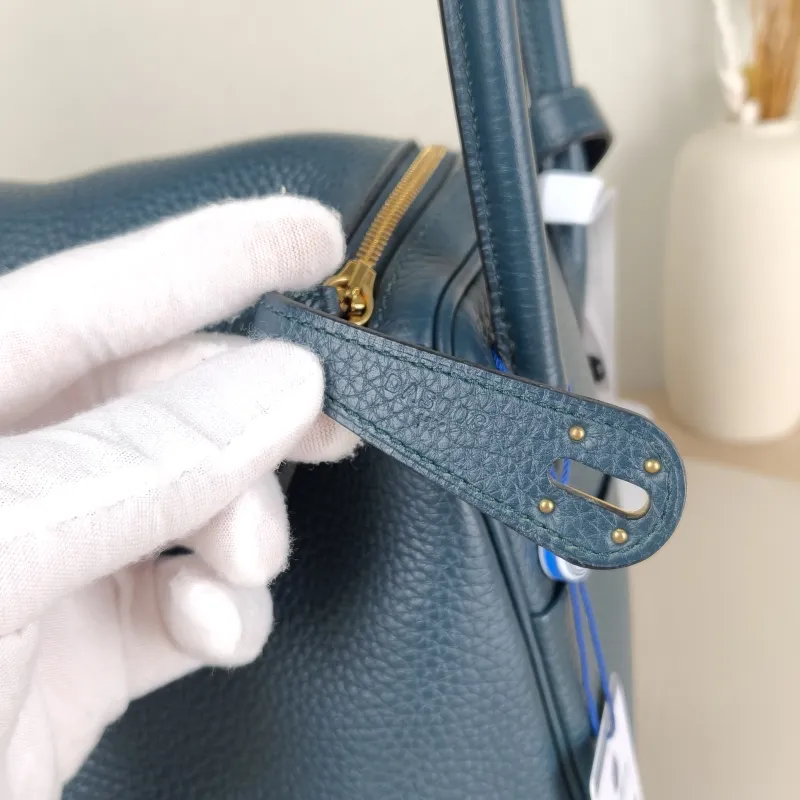 Hermès Crossbody Bag Lindy 266O Taurillon Clemence TC Calfskin Small26 × 12 × 18 cm — detail view 6 of 11