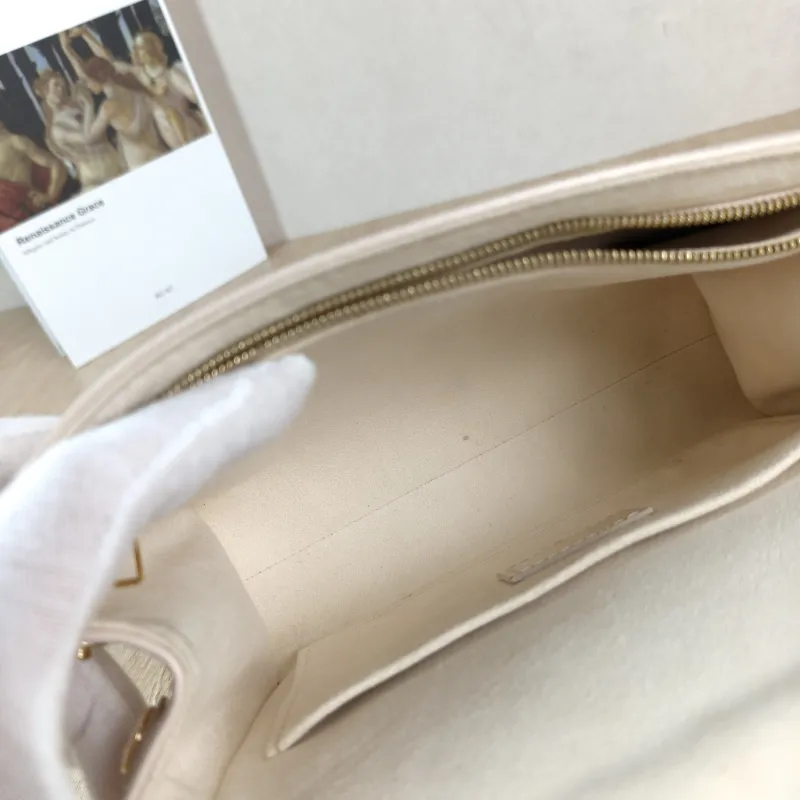 Louis Vuitton Crossbody Bag CLUNY White Epi Embossed Calfskin Mini 20 × 7.5 × 16 cm — detail view 3 of 12