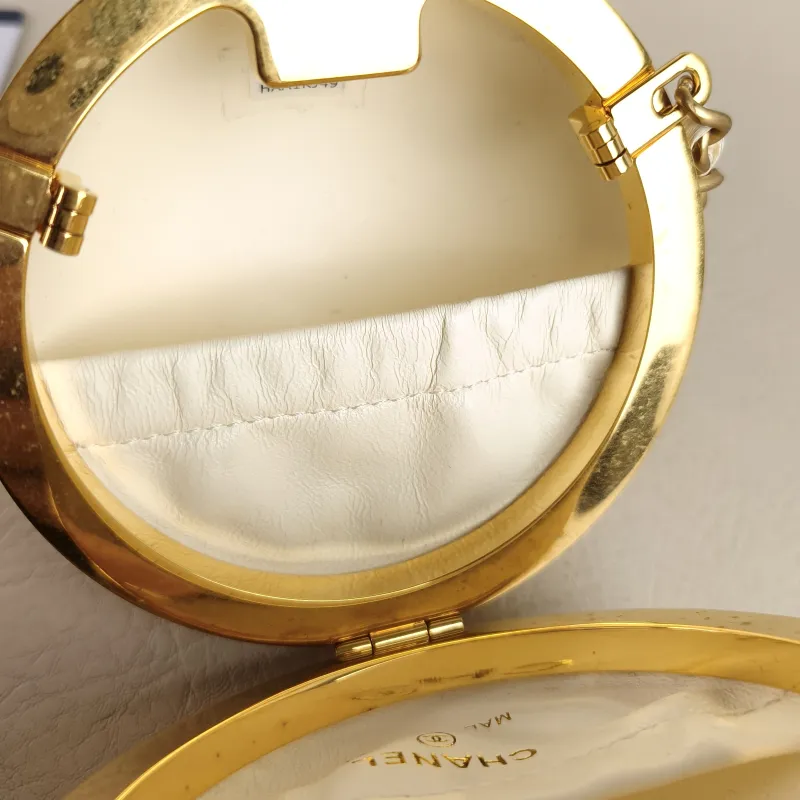 Chanel Crossbody Bag Crossbody Bag White Lambskin One Size 9 × 9 × 9 cm — detail view 2 of 7