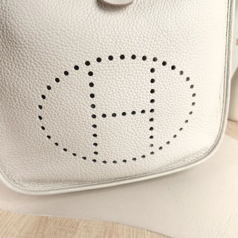 Hermès Crossbody Bag Evelyne 29 29 10 TC Calfskin 29 29 × 7 × 30 cm A — detail view 4 of 10