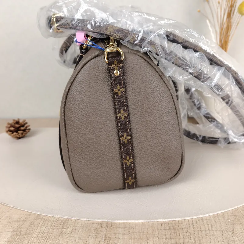 Louis Vuitton Shoulder Bag EXPRESS Shoulder Bag Grey Calfskin Small26 × 13.5 × 17 cm — detail view 3 of 12