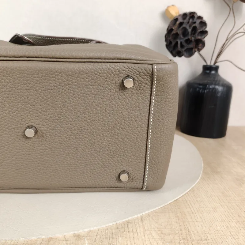 Hermès Shoulder Bag Lindy 30 TC Calfskin Medium 30 × 15 × 19 cm A — detail view 8 of 11