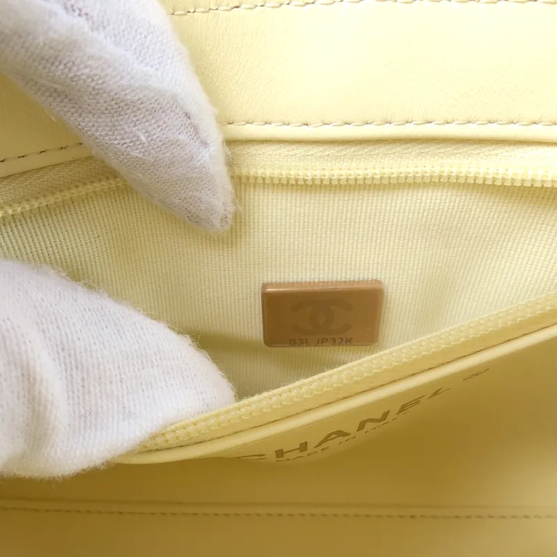 Chanel Crossbody Bag Kelly Yellow Waxed Leather Mini 19 × 7 × 13 cm — detail view 1 of 11