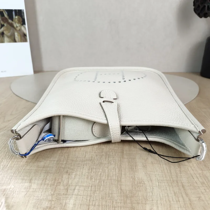 Hermès Crossbody Bag Evelyne 23 23 10Craie Taurillon Clemence TC Calfskin 23 × 6 × 24 cm G — detail view 3 of 11