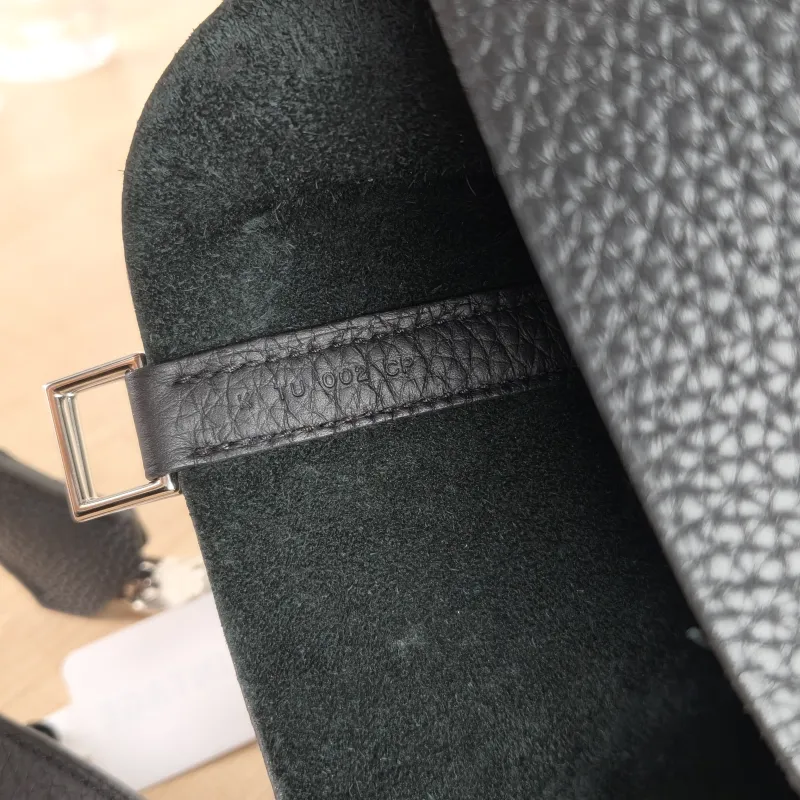 Hermès Top Handle Bag Picotin Lock 22 22 Black TC Calfskin Medium 22 × 18 × 21 cm k — detail view 5 of 9
