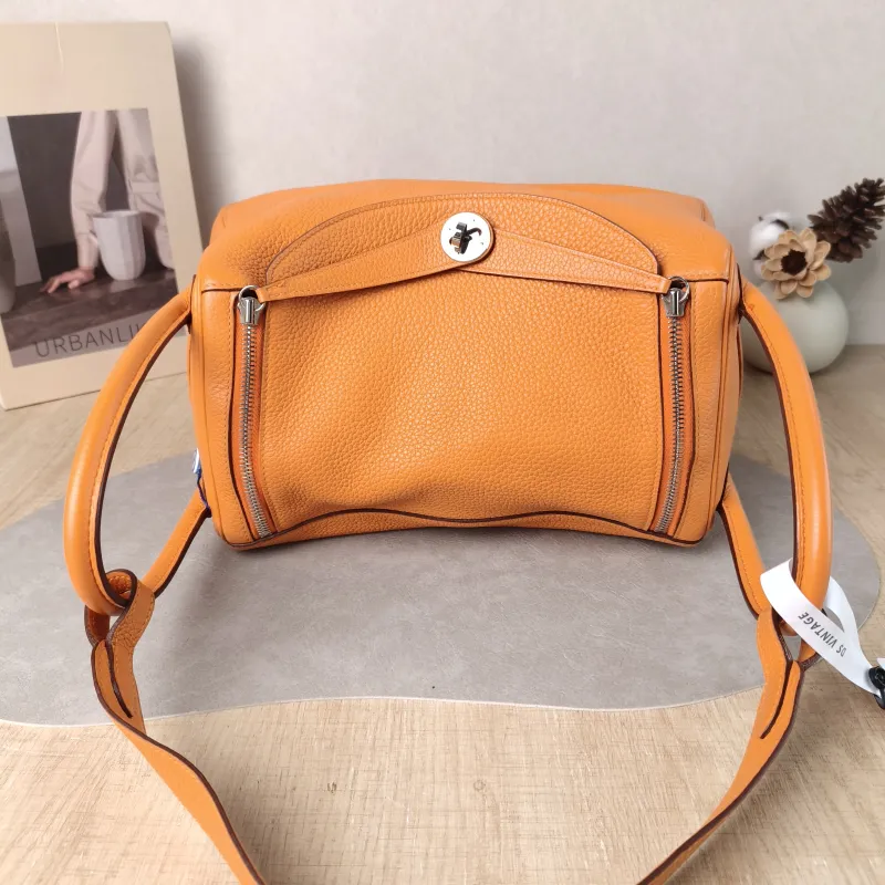 Hermès Crossbody Bag Lindy 30 Taurillon Clemence TC Calfskin 30 30 × 15 × 19 cm R — detail view 10 of 14