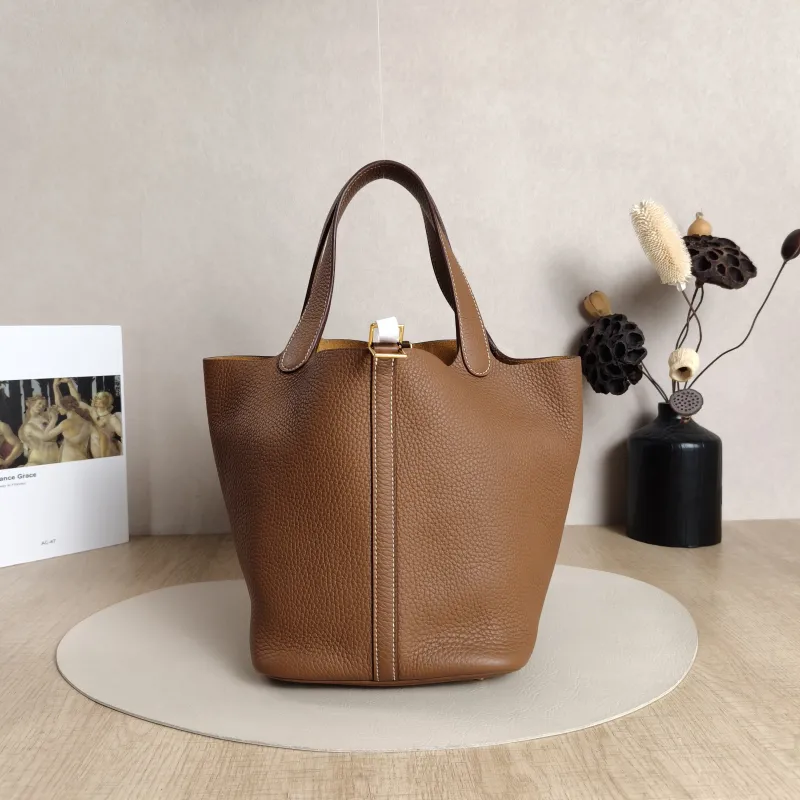 Hermès Top Handle Bag Picotin Lock 22 22 Clemence Taurillon TC Calfskin Medium22 × 18 × 21 cm
