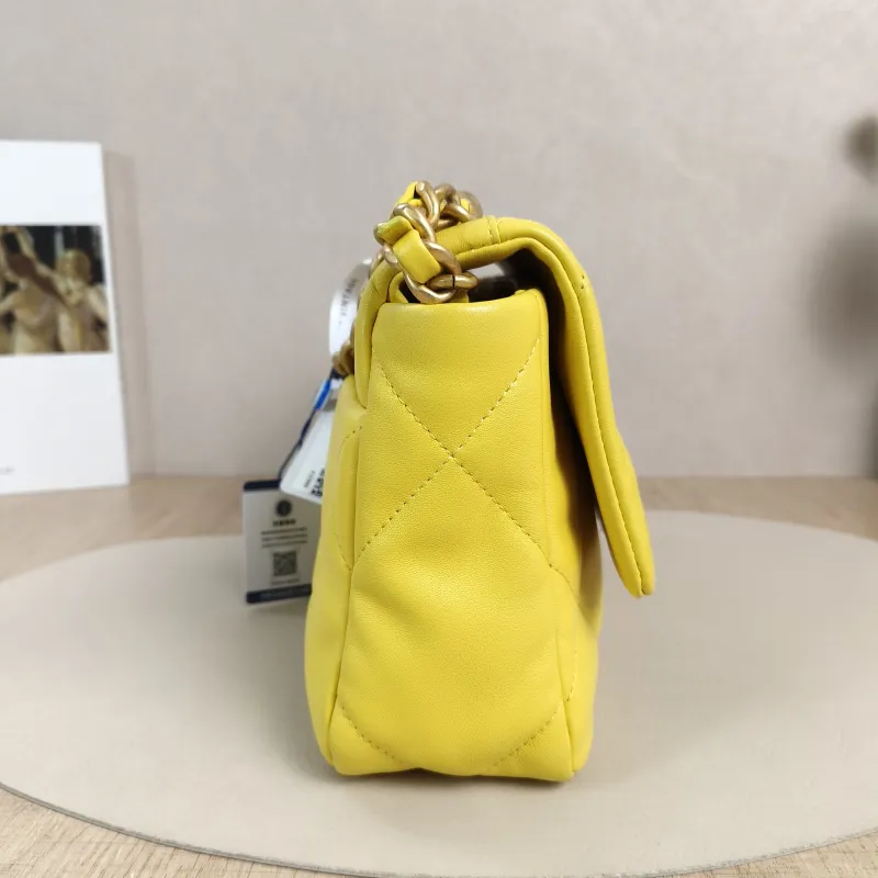 Chanel Crossbody Bag19Bag Yellow Lambskin Small26 × 9 × 16 cm — detail view 10 of 12